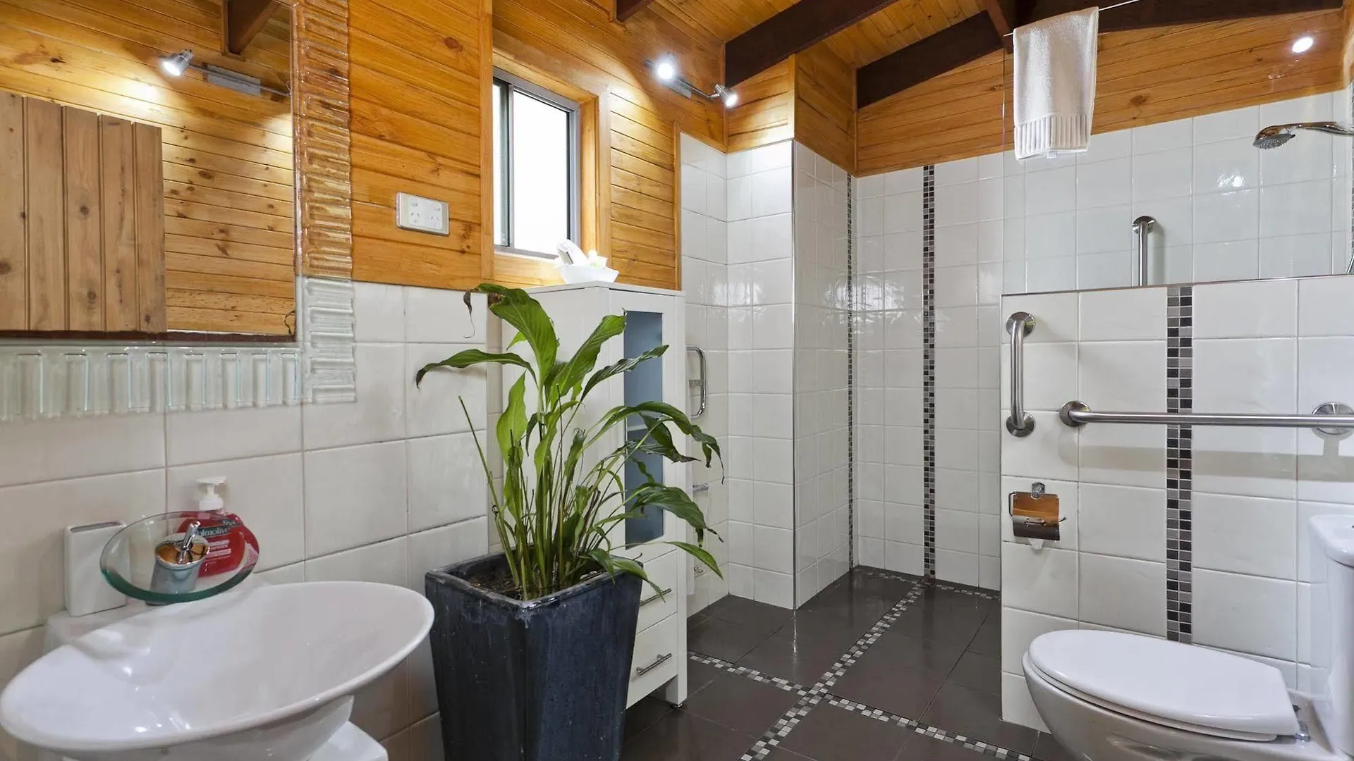 Деревянный коттедж The Mouses House Rainforest Retreat Спрингбрук